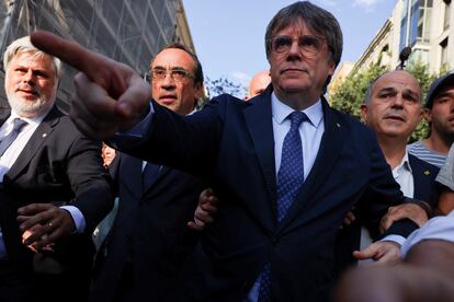 Desde la izquierda, Albert Batet, diputado en el Parlamento de Cataluña; Josep Rull, presidente de esta institución; Carles Puigdemont, expresidente de Cataluña, y Jordi Turull, secretario general de JxCAT.