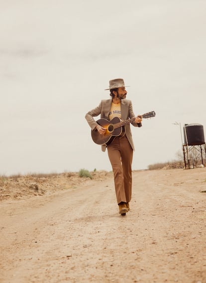 Leiva camina por las inmediaciones de Sonic Ranch (Texas).