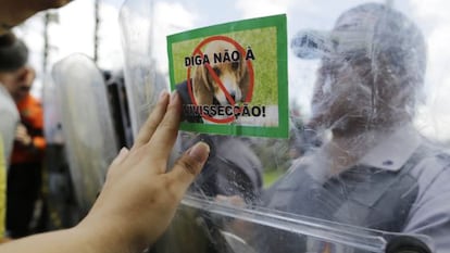 Protesta ante el centro de experimentación, este sábado.