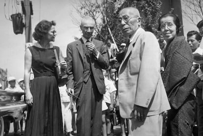 Robert Oppenheimer y su esposa, Katherine, se encuentran con ciudadanos japoneses durante su visita al país nipón en 1960.