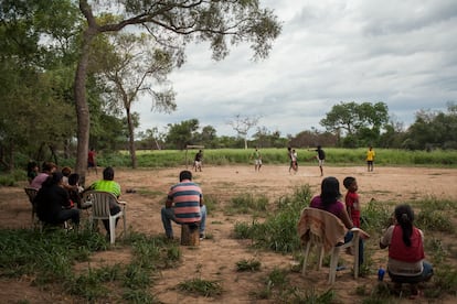 Indígenas del pueblo ayoreo juegan un partido de fútbol, en la comunidad de Chaidí