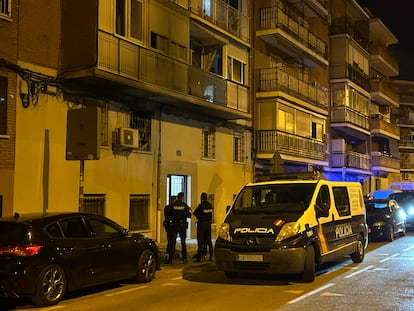 La policía permanece a las puertas de la casa incendiada en Carabanchel, en la que este lunes falleció una mujer.