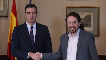 O primeiro-ministro da Espanha, Pedro Sánchez, e o líder do Podemos, Pablo, anunciam acordo.