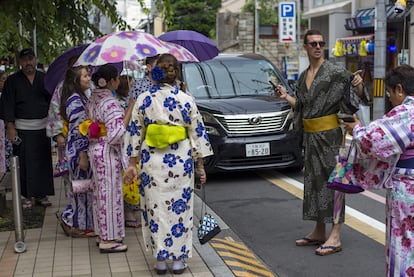 Turistas vestidos con kimonos en Kioto Japón
