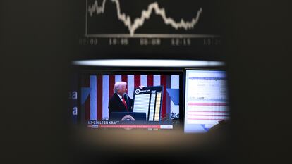 El presidente de Estados Unidos, Donald Trump, aparece en una pantalla de la Bolsa, el miércoles 9 de abril de 2025.