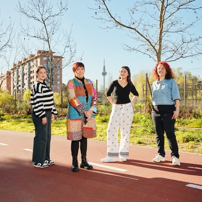 Desde la izquierda, Carmen Nanclares Sánchez, Silvia Escudero, Jimena Nanclares del Palacio y Silvia Nanclares Escudero, en Moratalaz, con el Pirulí al fondo.