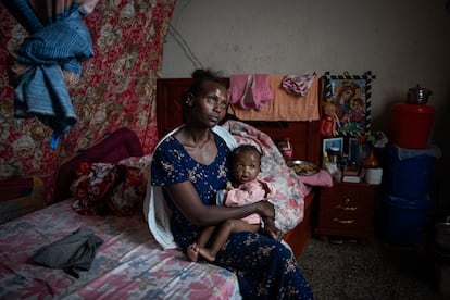 Tirhas Teweldemdh, también refugiada en el IDP Haki, sostiene a su pequeña hija en brazos. “¿Por qué [Trump] nos ignora antes de que se implemente al 100% el acuerdo de paz [firmado en Pretoria, Sudáfrica, en 2022]? Él es el más rico del mundo; nosotros, los más pobres. Él juega con nuestra hambre, ¿por qué lo hace? Le diría eso a Trump si pudiera hablar con él”, expresa la mujer de 30 años mientras mece a su bebé. “No tenemos opción, no hay esperanza, lo único que nos queda es esperar a morir”, remata.