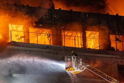 Detalle de la fachada del edificio incendiado.