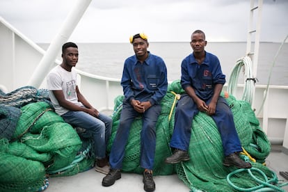 De izquierda a derecha, Augusto Ramón Sumin (24 años), Augusto Gregorio Gumendi (24 años) y Jaime Eleario Nomaio (24 años) en un barco de Pescamar. Los tres dicen estar cumpliendo un sueño después de haber estudiado en la Escuela de Pesca de Matola.