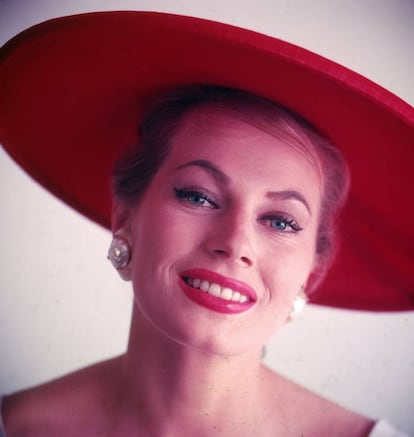 Fue Miss Suecia en 1951 y enamoró al mundo en 1960 con su presencia en un par de icónicas escenas de 'La dolce vita', el clásico de Federico Fellini. Bob Dylan habló de ella como el perfecto antídoto contra los problemas del mundo en su canción 'I shall be free'. Sin embargo, el segundo acto de la vida de la modelo y actriz sueca Anita Ekberg (Malmo, Suecia, 1931- Roma, Italia, 2015) fue una calamidad, sobre todo si lo comparamos con el éxtasis de éxito y 'glamour' que fueron sus primeros años. Tras su prematura retirada del cine y de las pasarelas a finales de los 60, desapareció del mapa y solo se volvió a hablar de ella ya en 2011, cuando su residencia fue asaltada por ladrones y ella sufrió graves quemaduras por todo el cuerpo. La prensa publicó por entonces que llevaba años sola, postrada en una silla de ruedas, en una desvencijada mansión de la que los bancos estaban a punto de echarla y sin propiedades ni cuentas corrientes a su nombre. Murió cuatro años después, con 83 años. En la imagen, Anita Ekberg en 1955.