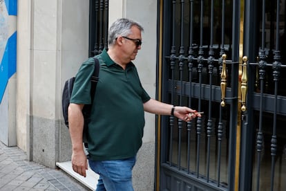 Santos Cerdán, este martes a la entrada de su domicilio en Madrid.