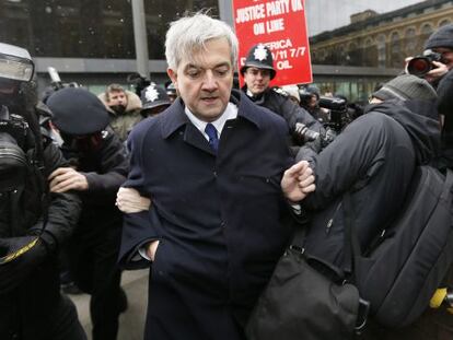 Chris Huhne, el pasado 11 de marzo, cuando ingresó en la cárcel.