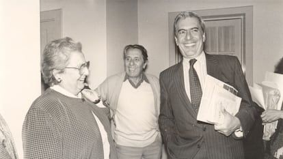 Carmen Balcells, junto a Vargas Llosa en una imagen de archivo.
