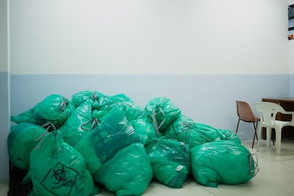 As vestimentas utilizadas tanto pelos profissionais quanto pelos pacientes é reservada em sacolas e levadas para higienização com cuidado porque qualquer objeto que entra na ala de covid-19 do hospital está potencialmente contaminado.