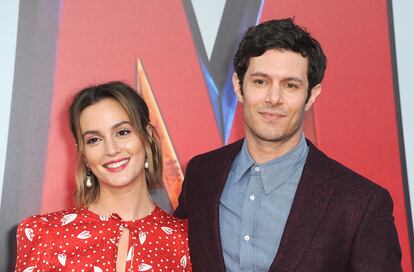 Los actores Leighton Meester y Adam Brody han querido mantener siempre su relación alejada de los focos y la opinión pública y, por eso, no suelen acudir juntos a muchos eventos públicos. Sin embargo, su relación parece sacada de una ficción generada por los fans: ella es principalmente conocida por interpretar a la altiva y rica Blair Waldorf en la serie ‘Gossip Girl’, mientras que él saltó a la fama por interpretar al 'nerd' Seth Cohen en otra serie para adolescentes, ‘The O.C’. La pareja coincidió en la cinta de 2011 ‘La hija de mi mejor amigo’ y, en 2013, se comprometió. Se casaron en febrero de 2014, en una ceremonia íntima, y un año más tarde dieron la bienvenida a su primera hija. En 2020 ampliaron la familia.