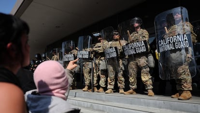Manifestantes enfrentan a la Guardia Nacional en Los Ángeles, California, el 10 de junio del 2025.