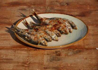 Un plato de sardinas hechas al espeto en el restaurante La Mar Bonita, donde cocina Miguel León.