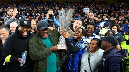 Ademola Lookman celebra con su familia el triplete que le permitió levantar el trofeo de la Europa League, este miércoles.
