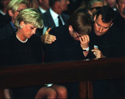 Lady Di compareceu com Elton John e o marido dele ao funeral do estilista italiano Gianni Versace, assassinado em sua casa de Miami, em 1997.