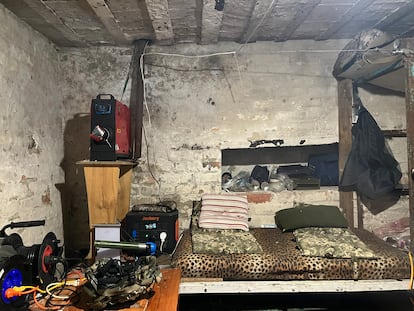 The Ochi group operates in the so-called “ground zero,” where the fighting against Russian troops advances foot by foot. They launch their drones from a basement on the Bakhmut front.