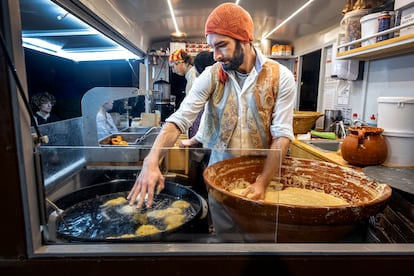 Puesto de buñuelos de Els Tonets del Carme, en el barrio del mismo nombre, la noche del miércoles.