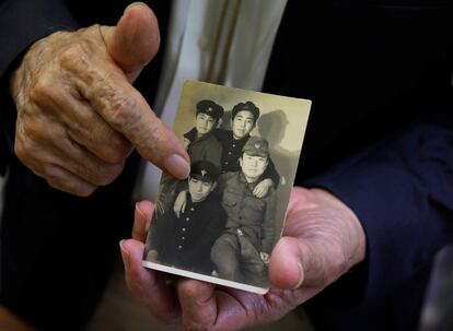 Terumi Tanaka, superviviente de la bomba lanzada sobre Nagasaki, en 1945, señala una fotografía de su juventud con sus compañeros de clase, en Tokio, en 2020.
