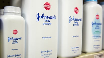 Botes de polvos de talco para bebés de Johnson & Johnson, en una imagen de archivo.
