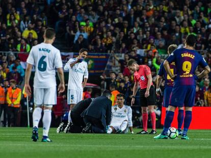 Cristiano se duele del tobillo en el césped del Camp Nou.
