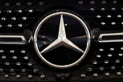 Logotipo de Mercedes-Benz en un vehículo en las instalaciones de Arnhem, Países Bajos.