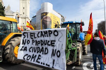 Llegada de tractores a la Puerta de Alcalá de Madrid, este miércoles.