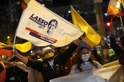 Seguidores de Guillermo Lasso, no domingo após as eleições no Equador.