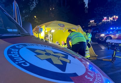 Efectivos del Samur atienden a la víctima del atropello, el pasado viernes en la avenida de la Albufera.