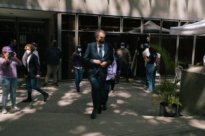 El expresidente de España José Luis Rodríguez Zapatero llega a una rueda de prensa en la sede del partido Cambiemos en Caracas, Venezuela, el 21 de noviembre de 2021.