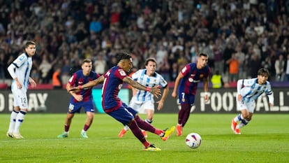 Raphinha anota frente a la Real Sociedad de penalti.