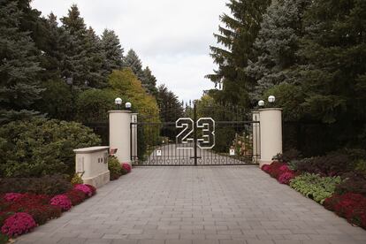 La puerta de entrada de la mansión de Michael Jordan