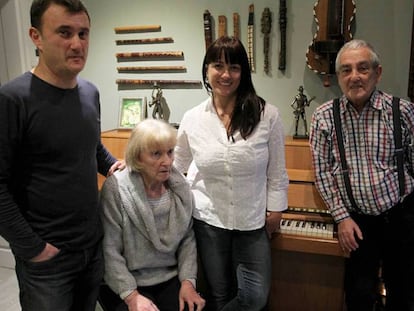 Maribel Tellaetxe, sentada, entre sus hijos, David y Rut, y junto a su marido, Txema Lorente