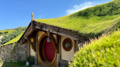 Apartamentos turísticos que simulan una casa Hobbit, cedida por la Comarca de Vératton.