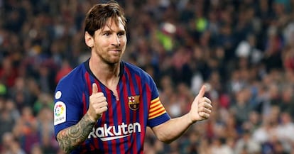 Messi festeja un tanto que le hizo al Sevilla.