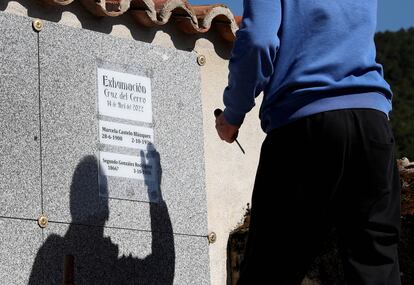 Marcela Castelo y Segundo González, dos de los tres fusilados de Cuevas del Valle exhumados en sendas fosas comunes, son reinhumados juntos, con una placa que recuerda lo sucedido, en el cementerio de la localidad. 