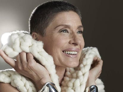 La modelo posa con chaleco de punto grueso de Little Creative Factory y esclavas Bone de Elsa Peretti para Tiffany & Co.