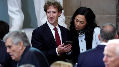 El jefe de Meta, Mark Zuckerberg, con su mujer, Priscilla Chan, en la investidura de Donald Trump, el pasado 20 de enero en el Capitolio de Washington.