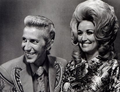 El cantante de country y presentador Porter Wagoner y Dolly Parton. Colaboraron juntos en televisión durante una década.