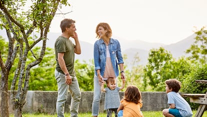 Una familia pasando el tiempo libre en el patio trasero de un campo cubierto de hierba.