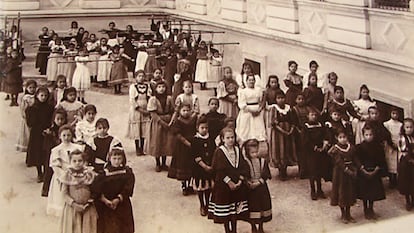 Meninas formam fila em escola de São Paulo