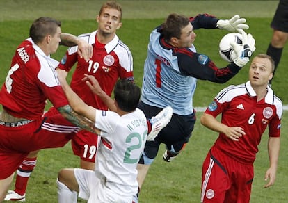 El portero dan&eacute;s Stephan Andersen atrapa un bal&oacute;n.