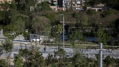 El nuevo parque de les Glòries, en Barcelona, desde el mirador del museo del Diseño.