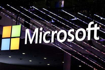 El logotipo de Microsoft se ve en el Congreso Mundial de Móviles (MWC) de Barcelona, en febrero.