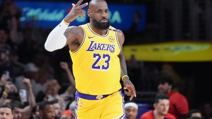 LeBron James celebra el triple con el que superó los 50.000 puntos.