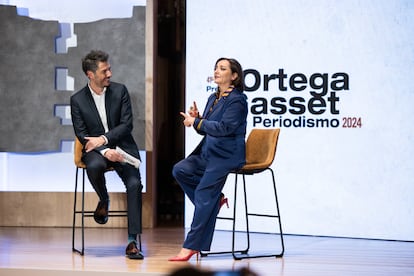 El periodista Carlos del Amor durante una conversación con la directora de EL PAÍS, Pepa Bueno, al inicio de la ceremonia de entrega de premios.