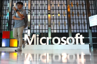 Una persona camina cerca del logo de Microsoft durante el evento Microsoft Build: AI Day, en Kuala Lumpur (Malasia), en mayo de 2024.